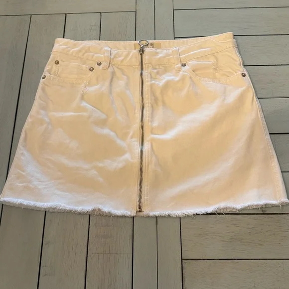 FREE PEOPLE | We the Free white denim jean skirt | Sz 30 Zip it up Mini - Picture 2 of 5
